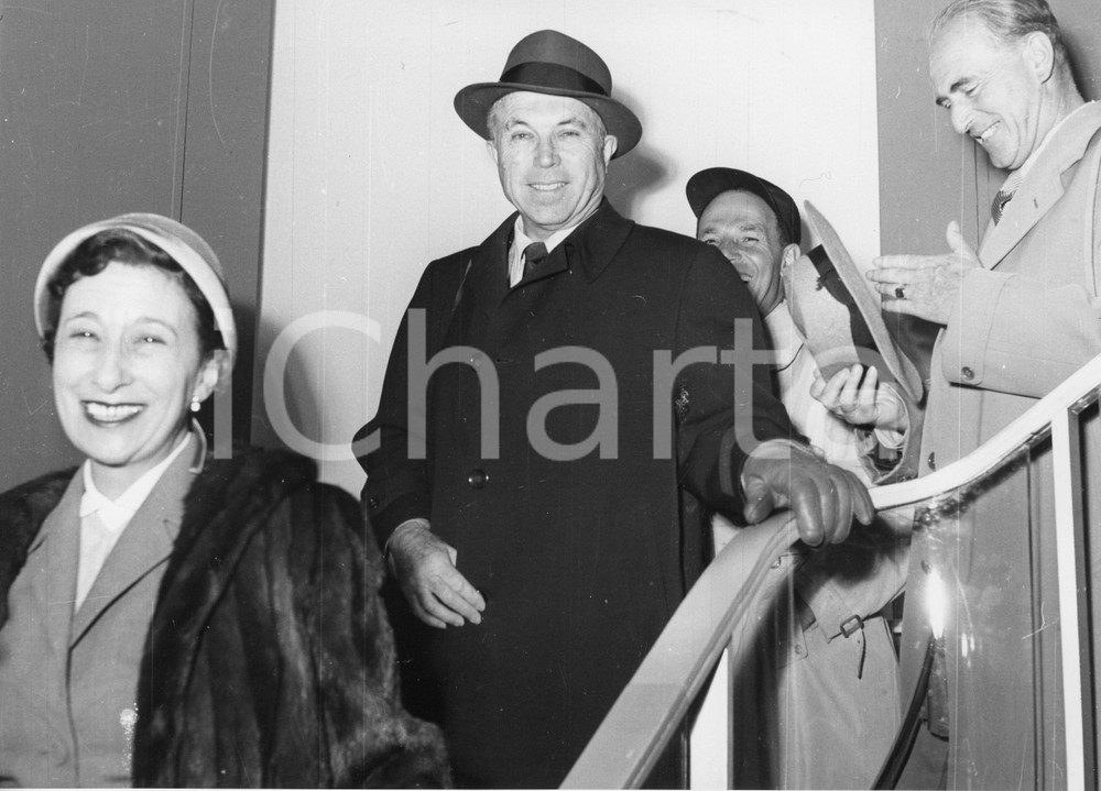 1955 GENOVA Arrivo di King VIDOR regista americano (2) Foto vintage 24x18 cm 1955Fotografia vintage rara d'epoca.Timbro archivio Publifoto Genova al verso.FORMATO: 24x18 cm CONDIZIONI: FAIR (difetti di stampa)ICHARTA mette in vendita le stampe vintage della collezione Publifoto Genova, per la maggior parte inedita o in tiratura di pochi esemplari. Si tratta di un'ottima opportunit&agrave; di investimento per i collezionisti di fotografie d'epoca.    originale e autentica 1