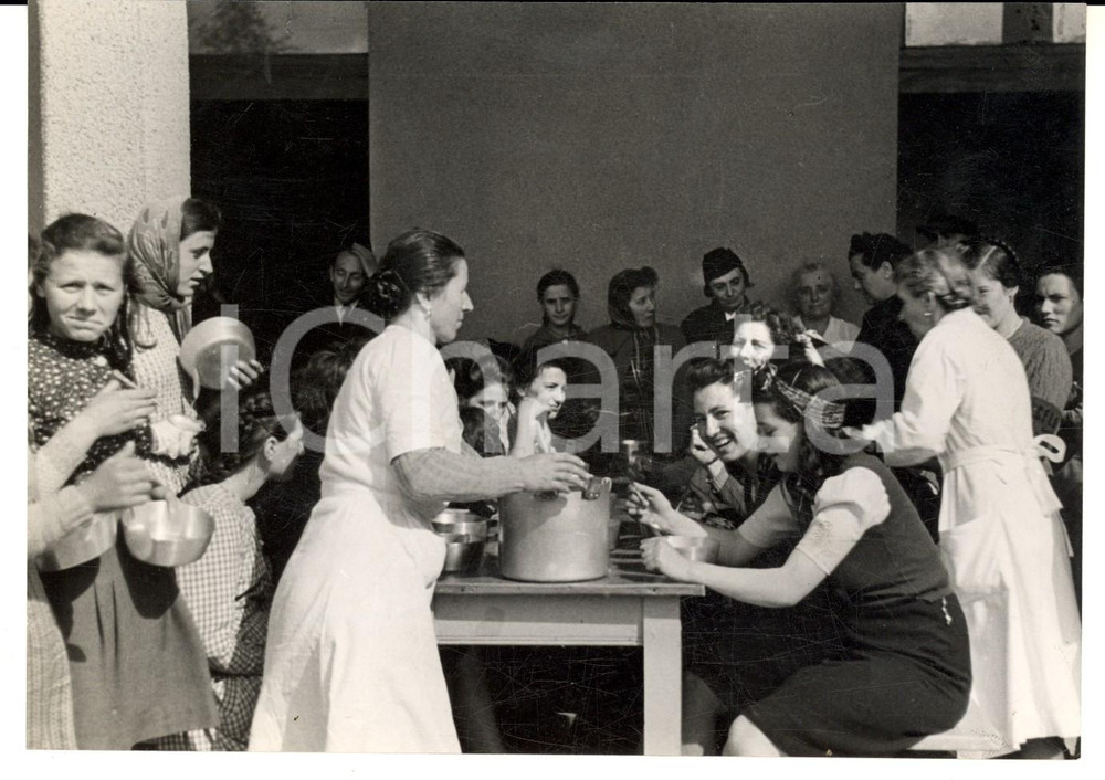 Fotografia d epoca originale 1941 MILANO Refezione per donne a un posto di ristoro Foto VINTAGE 1