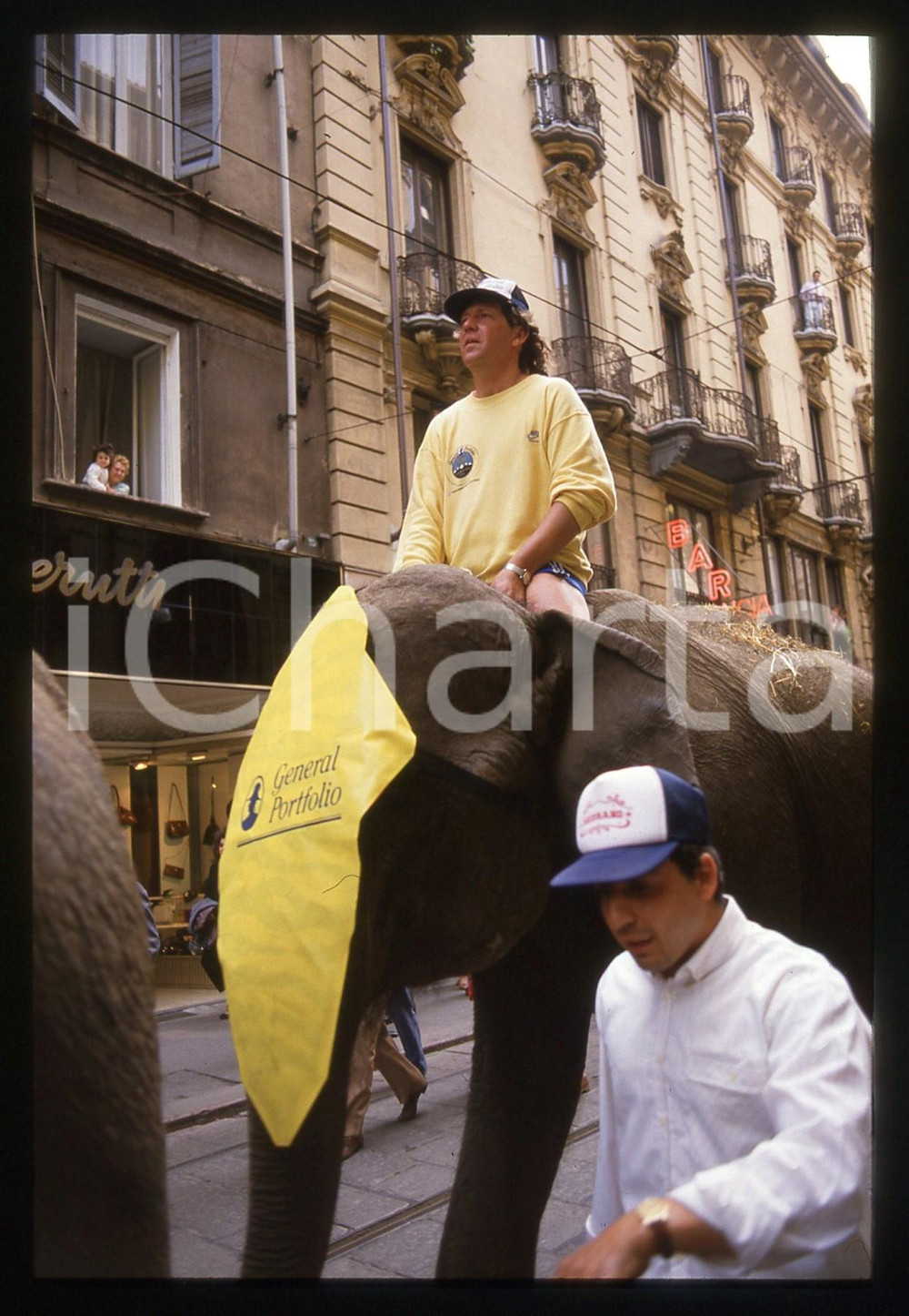 35mm vintage slide* 1988 TORINO - IAN BOTHAM HANNIBAL WALK Elefante in città 