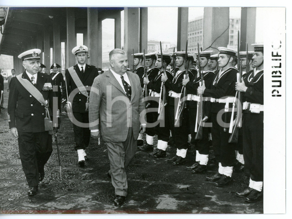 1956 NAPOLI Amm. LUBRANO e Agah EROZAN passano in rassegna picchetto d'onore