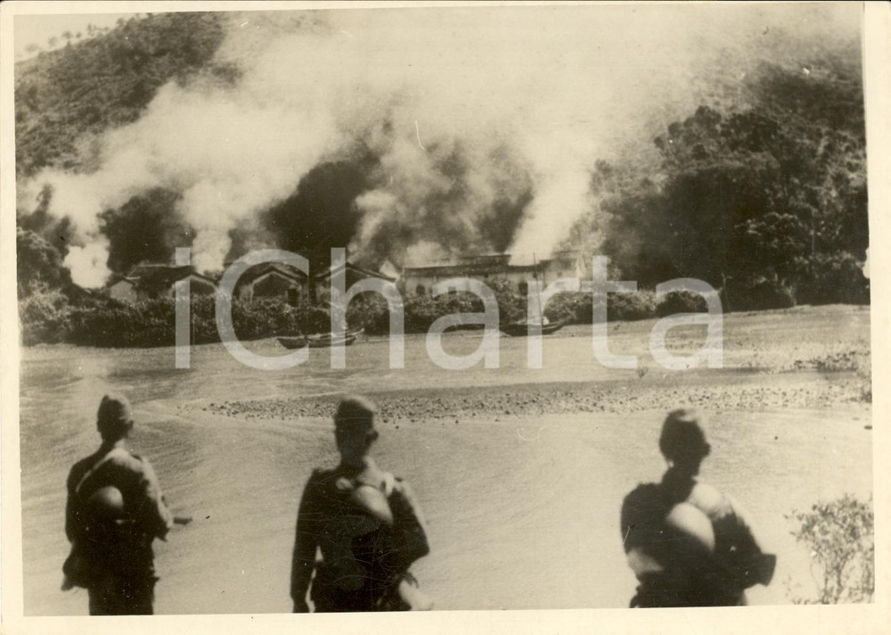 Fotografia d'epoca originale 1938 DAYA BAY (CINA)  Magazzini pirati cinesi in fiamme 1