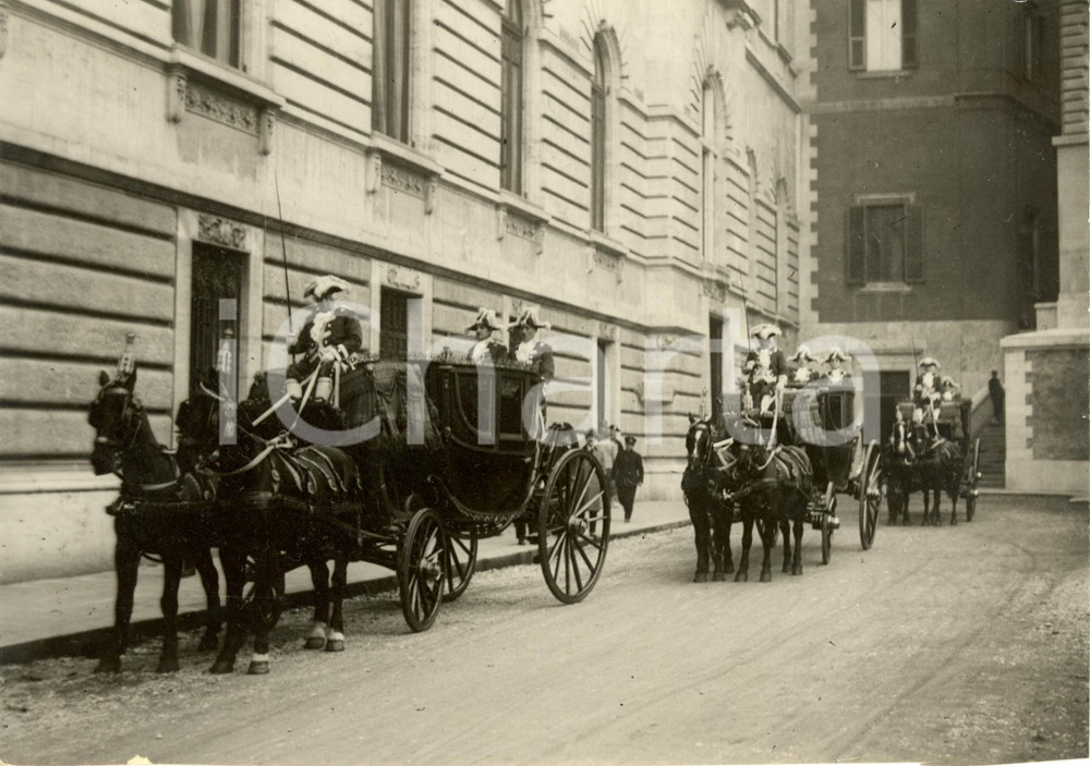 Fotografia d epoca originale 1926 ROMA Berline della Camera dei Deputati presentano auguri al Re Fotografia 1
