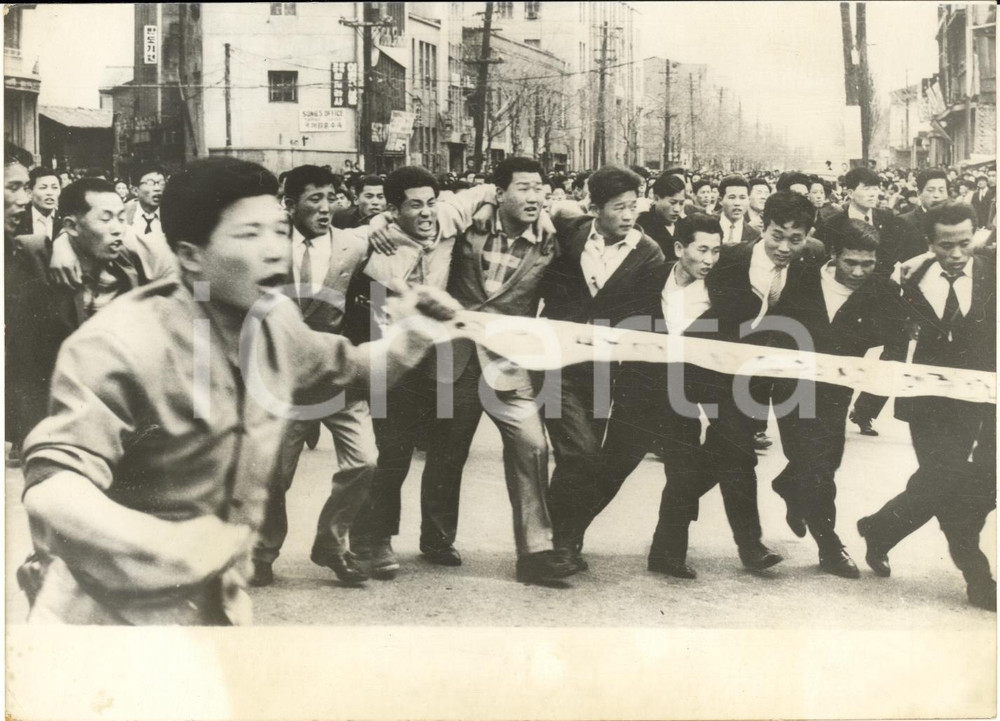 1960 SEOUL (KOREA) April Revolution - Students protest against Syngman Rhee