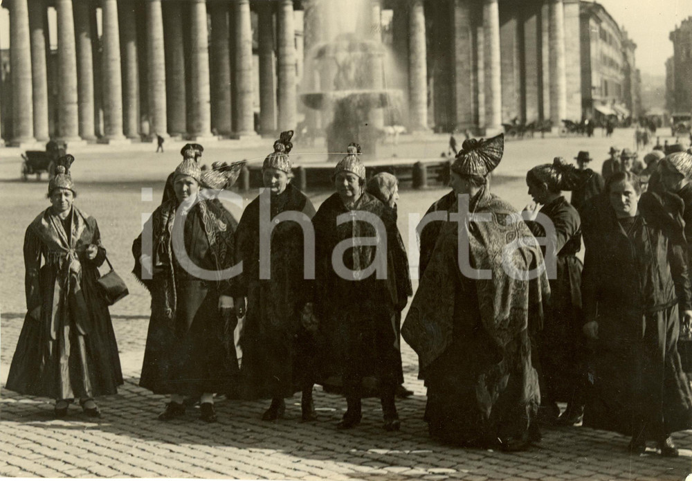 Fotografia d epoca originale 1929 ROMA Donne di LINZ con tipico GOLDHAUBEU in visita Foto 1