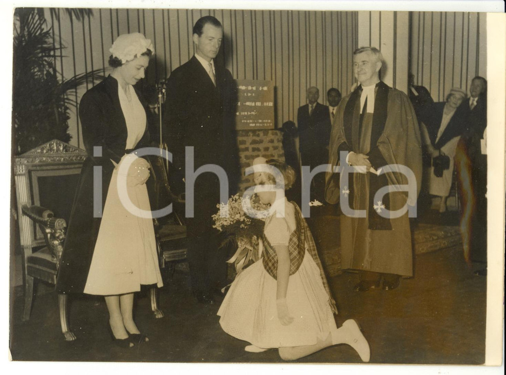 Fotografia d epoca originale 1957 PARIS Chiesa scozzese  Una bambina rende omaggio a ELISABETTA II Foto 1