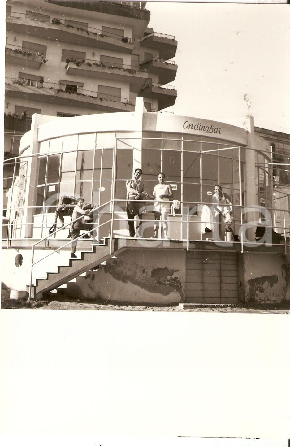 Fotografia d epoca originale 1955 ca ANZIO RM Set di un film all  ONDINA BAR Piero NUCCORINI Foto 12x18 cm 1