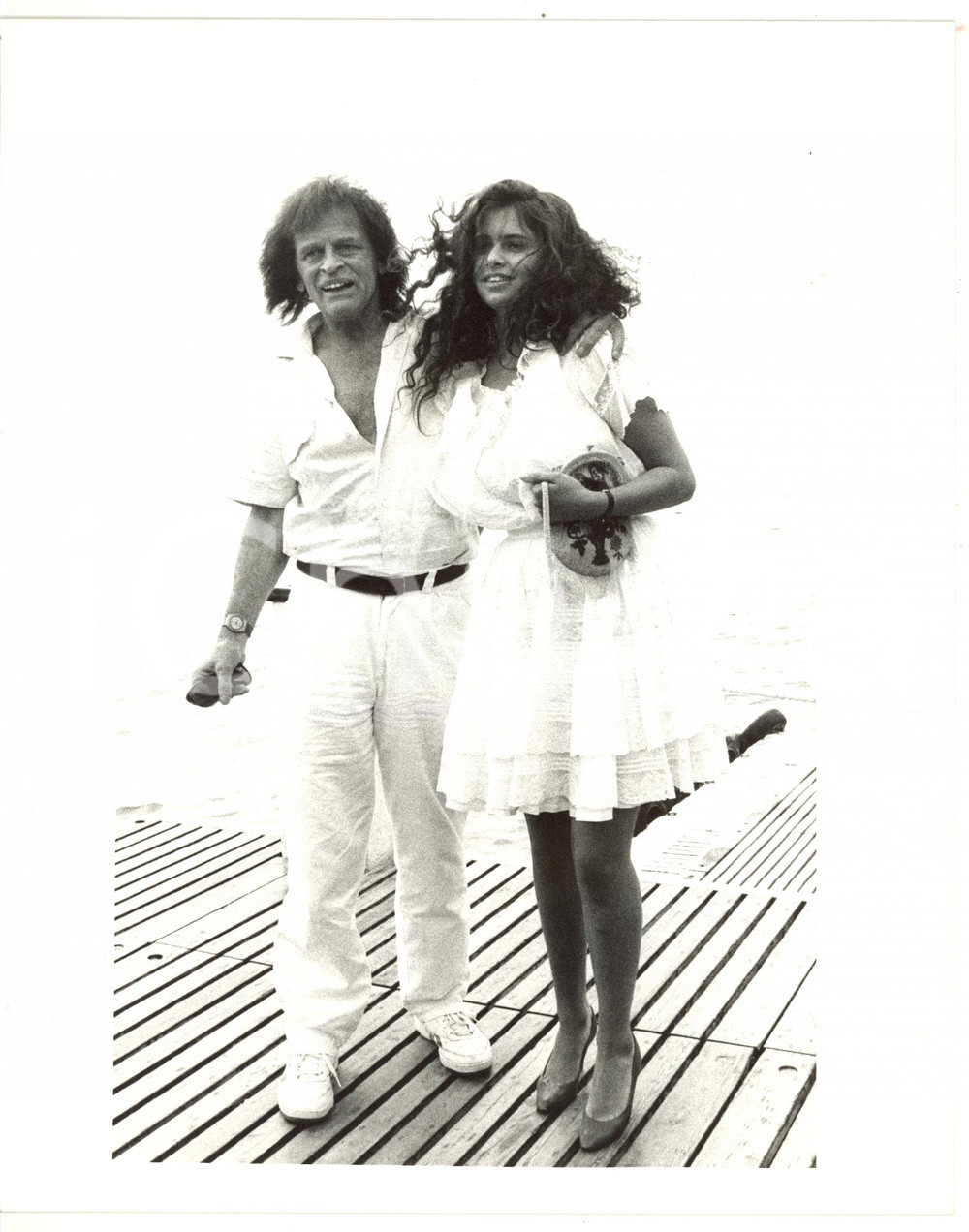 Fotografia d epoca originale 1988 CANNES Festival del Cinema  Klaus KINSKI con Debora CAPRIOGLIO sul molo 1