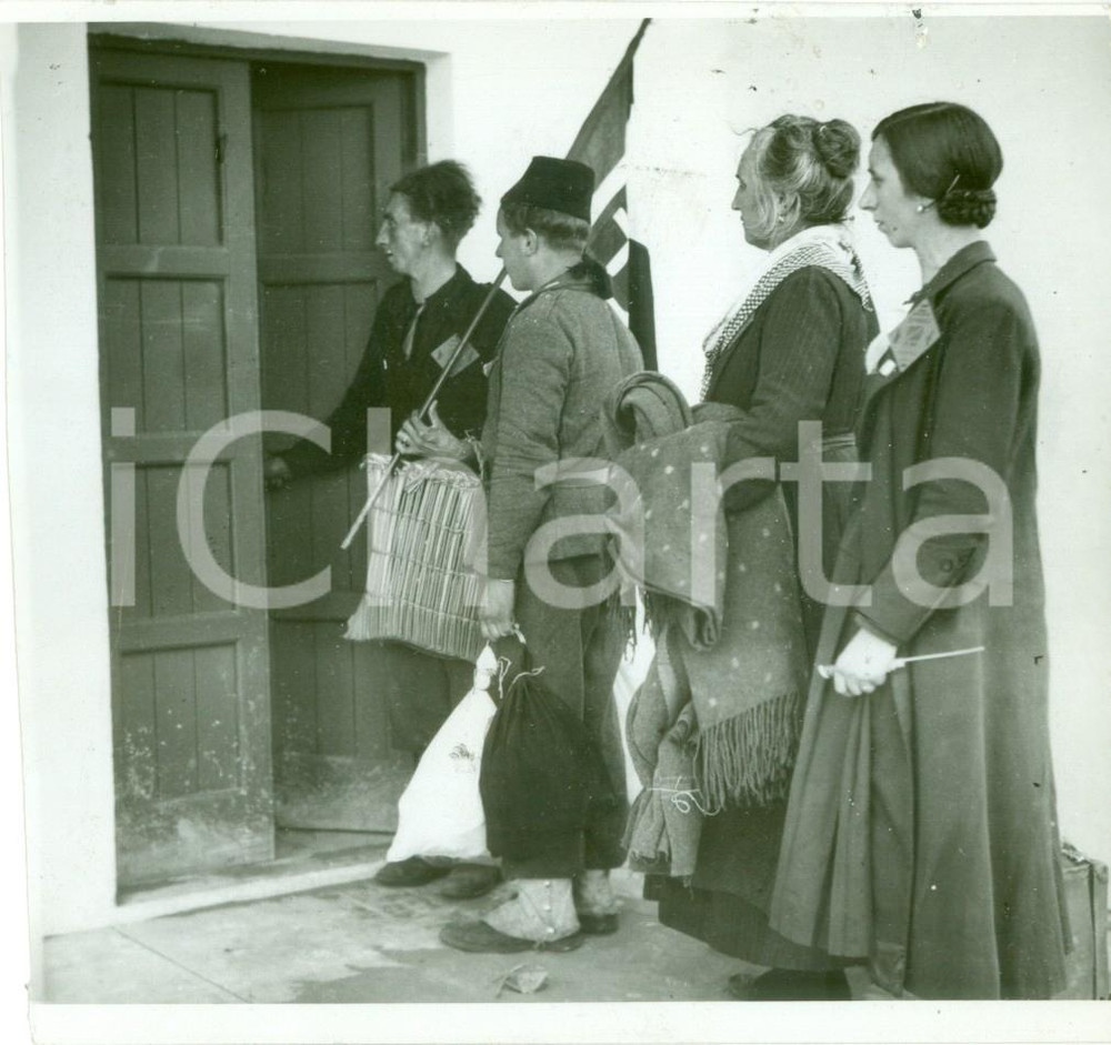 Fotografia d epoca originale 1939 LIBIA Famiglia di coloni rurali sulla soglia della nuova casa FOTOGRAFIA 1