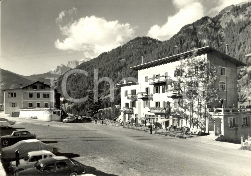 Cartolina originale da collezione 1961 ALBA DI CANAZEI TN Val di FASSA Veduta Albergo ALBA ANIMATA con auto VG 1