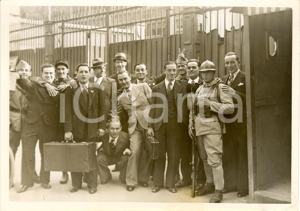 Fotografia d epoca originale 1937 FONTENOY F Soldats libÃ©rÃ©s prennent congÃ© de l homme de la garde Photo 1