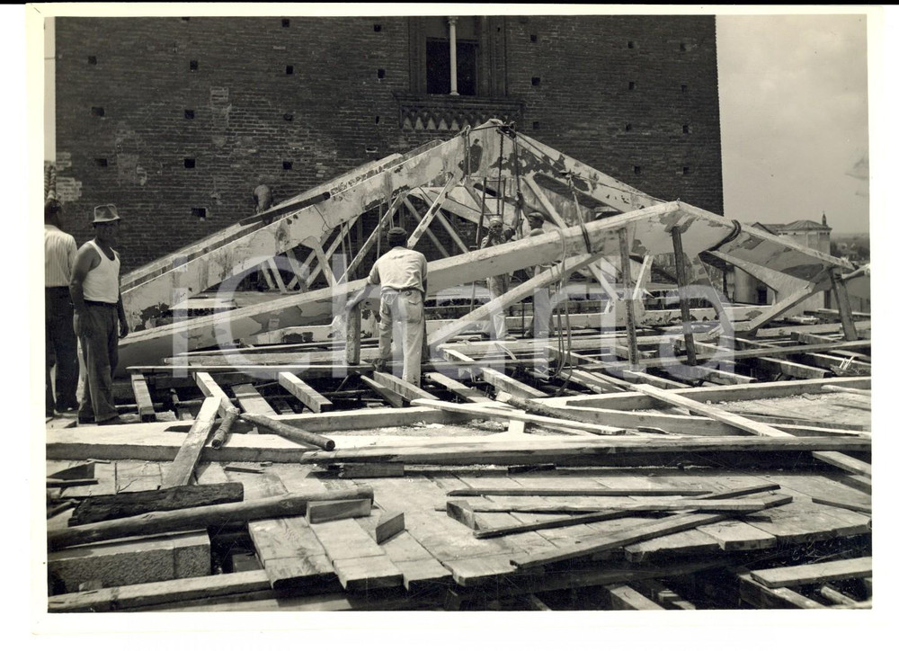 Fotografia d epoca originale 1950 ca PAVIA CASTELLO Operai al restauro del tetto FOTO ARTISTICA 18x13 cm 1