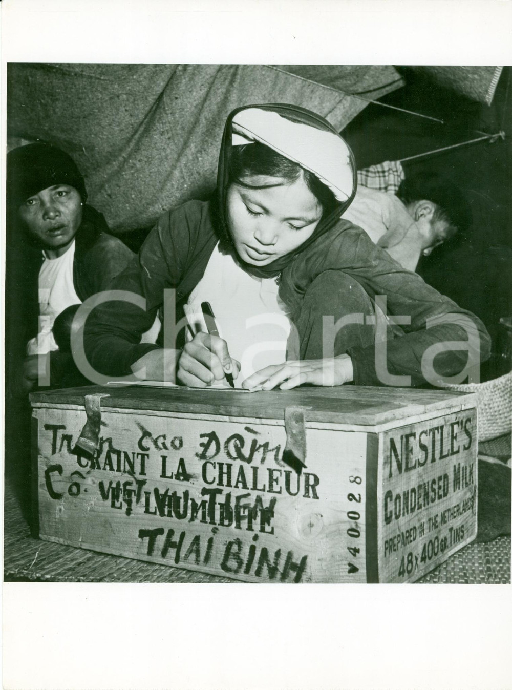 Fotografia d epoca originale 1956 VIETNAM Rifugiata scrive lettera rifornimenti NESTLE crimini COMUNISMO Foto 1