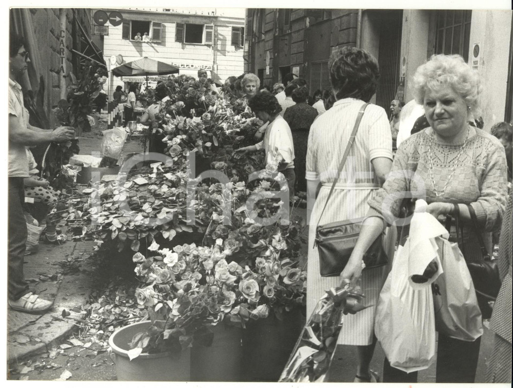 Fotografia d epoca originale 1986 GENOVA Via della Consolazione  Mercato dei fiori Foto VINTAGE 24x18 cm 1
