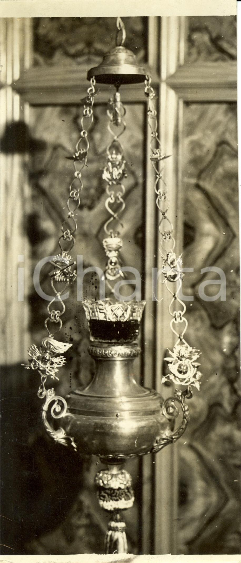 Fotografia d epoca originale 1940 ca MILANO Lampada del Combattente nella chiesa SAN RAFFAELE Fotografia 1