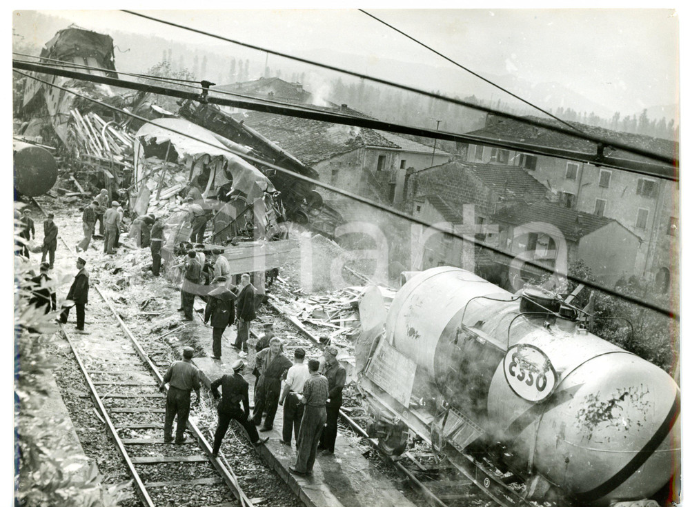 1953 INCIDENTE FERROVIARIO DI FILATTIERA Cisterna ESSO tra le macerie *Foto  Fotografia d'epoca, con didascalia coeva al verso. CONDIZIONI: FAIR (forellini da affissione agli angoli)FORMATO: 24x18 cm     originale e autentica 1