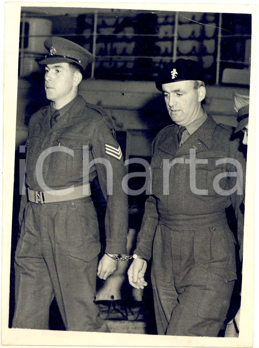 1955 LONDON Arrival of Sgt. Frederick EMMETT-DUNNE charged with murder  *Photo