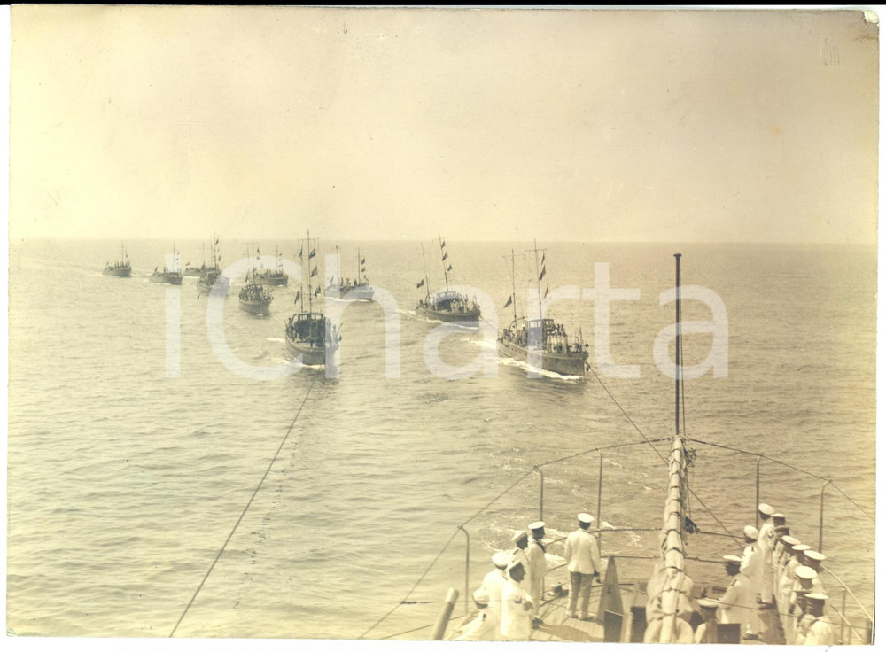 Fotografia d epoca originale 1935 ca MARINA DA GUERRA Flottiglia M.A.S. accosta motonave SORRENTO Foto 1