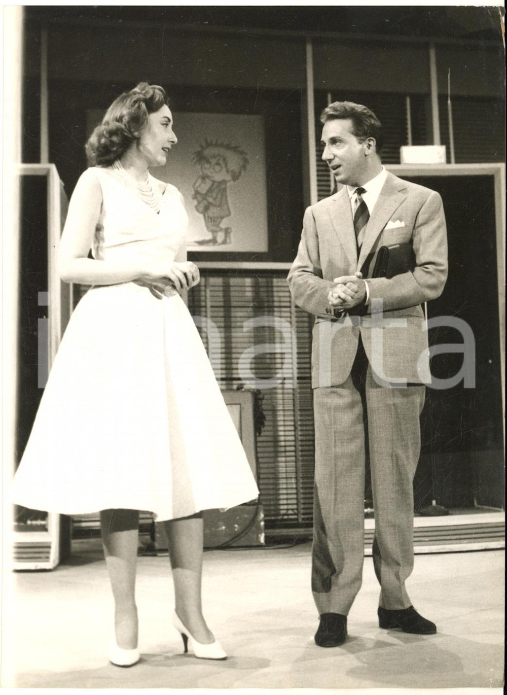 1956 LASCIA O RADDOPPIA? Mike BONGIORNO e la concorrente Giovanna FERRARA *Foto