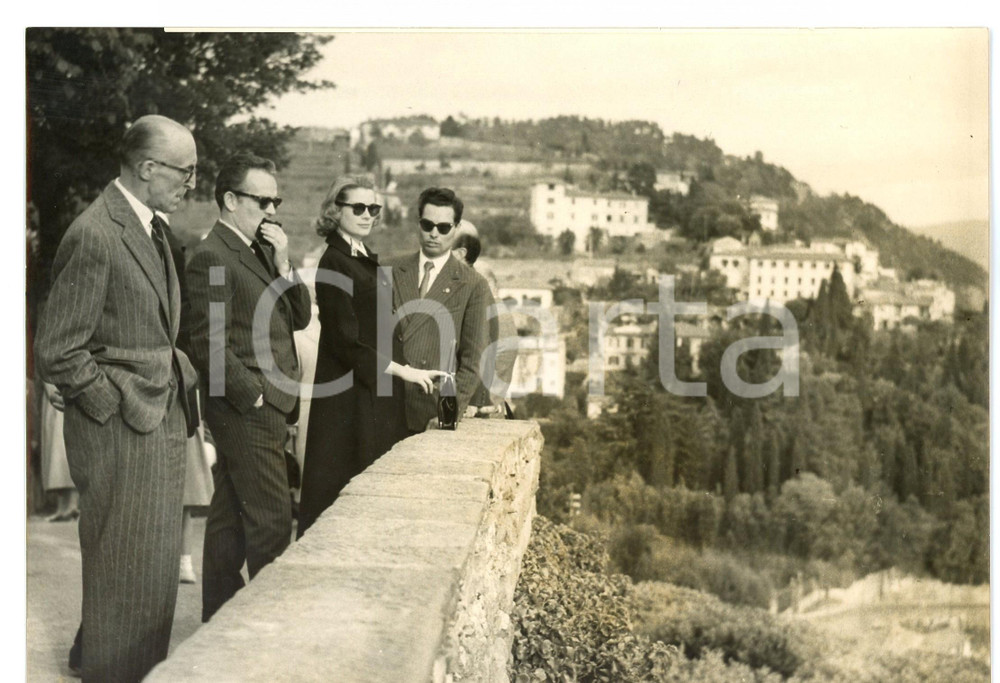1957 FIESOLE (FI) Grace KELLY e Ranieri III in villeggiatura - Fotografia 18x13 Fotografia d'epoca con didascalia coeva al verso. CONDIZIONI: FAIR (alone diffuso; sovraimpressione al margine inferiore)FORMATO: 18x13 cm     originale e autentica 1