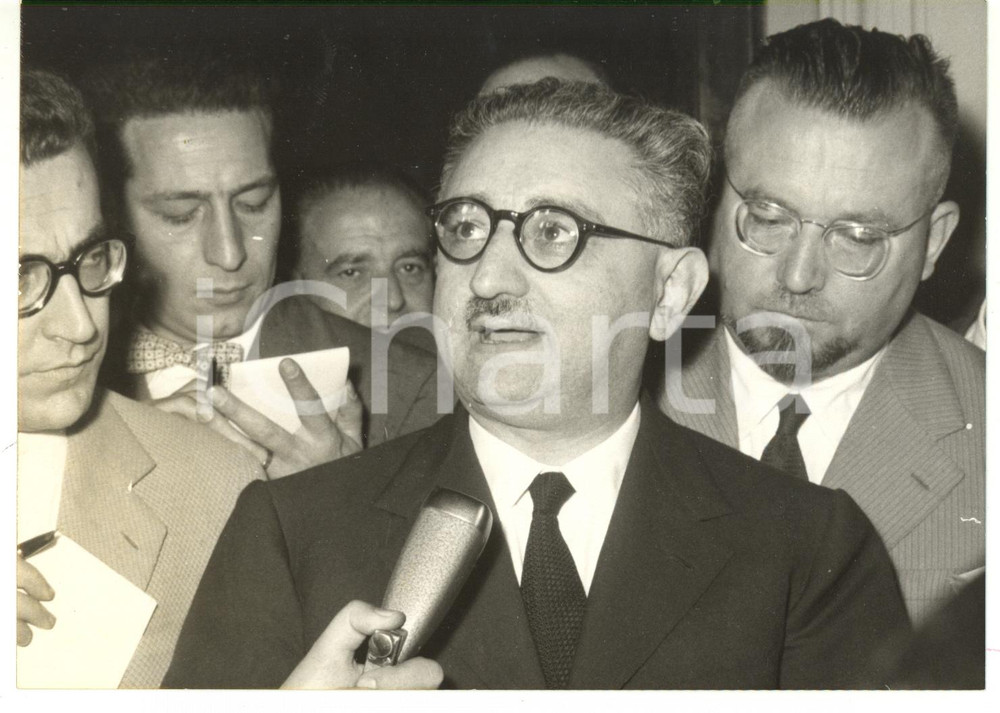 1957 ROMA Giovanni LEONE rilascia intervista ai giornalisti *Foto 18x13 cm