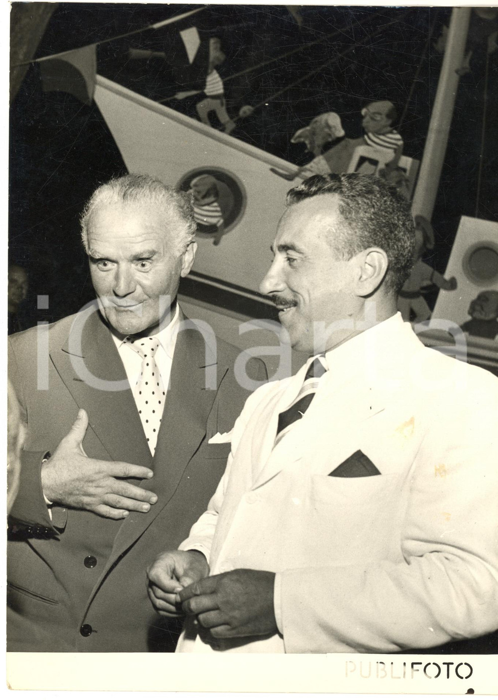 1953 PREMIO VIAREGGIO Presidente Giuria Leonida REPACI con Peppino DE FILIPPO  Fotografia d'epoca con didascalia coeva al verso.   CONDIZIONI: fair (lievi macchie al lato destro) FORMATO: 18x24 cm     originale e autentica 1