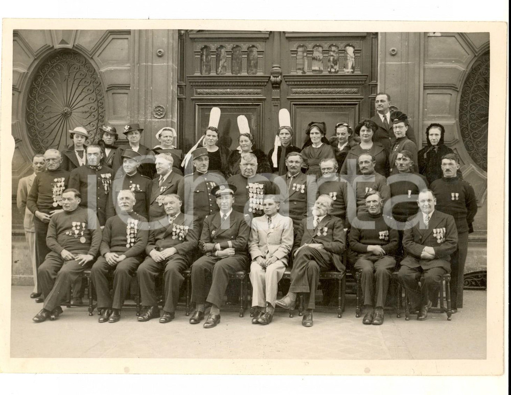 Fotografia d epoca originale 1938 FRANCIA Reduci di guerra decorati con donne in costume tradizionale Foto 1