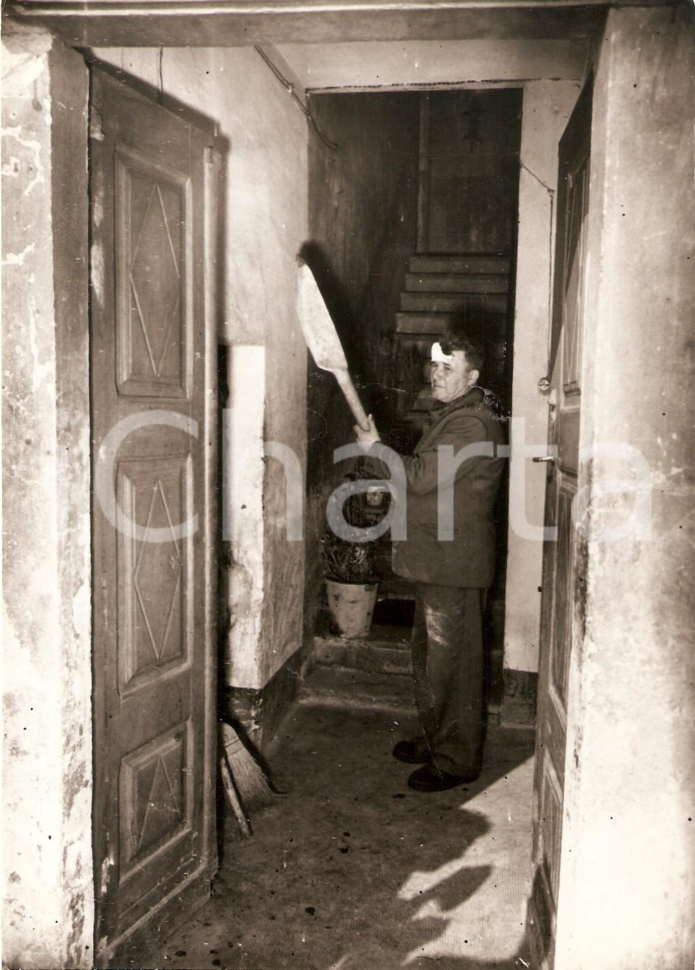 Fotografia d epoca originale 1959 LA LOGGIA  TETTI GRIFFA Vittima mostra pala usata da ladri per colpirlo 1