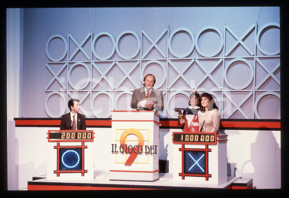 35mm vintage slide* 1990ca CANALE 5 Gerry SCOTTI presenta "IL GIOCO DEI 9" (1)  Diapositiva d'epoca, in formato 35 mm. Nella diapositiva compaiono Gerry Scotti ed Emilietta Farina.CONDIZIONI: GOOD Tutti i diritti riservati.E' severamente vietata la riproduzione. ICharta mette in vendita, sul negozio eBay e in esclusiva sul sito "icharta" il proprio archivio composto da numerose diapositive e negativi fotografici d'epoca, tutti originali e autentici, che attraversano la storia del costume italiano tra gli la fine degli anni Sessanta e Novanta.Si tratta di uno sguardo inedito sull'attualit&agrave;, la politica, la vita quotidiana, il gossip e la cultura, che fotografa il cambiamento della nazione in quest'ultimo scorcio del XX secolo. Un'occasione unica per il mercato del collezionismo, che vede finalmente disponibile un archivio eccezionale per vastit&agrave;, tematiche e condizioni, in un settore (il negativo fotografico e la diapositiva) di assoluta novit&agrave; e dalle interessanti prospettive di investimento.  originale e autentica 1