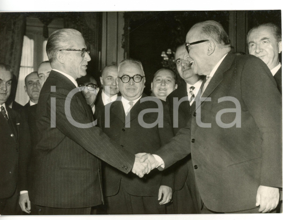1957 ROMA QUIRINALE Giovanni GRONCHI e Adone ZOLI si scambiano auguri di Natale Fotografia d'epoca con didascalia coeva al verso. CONDIZIONI: GFORMATO: 18x13 cm     originale e autentica 1
