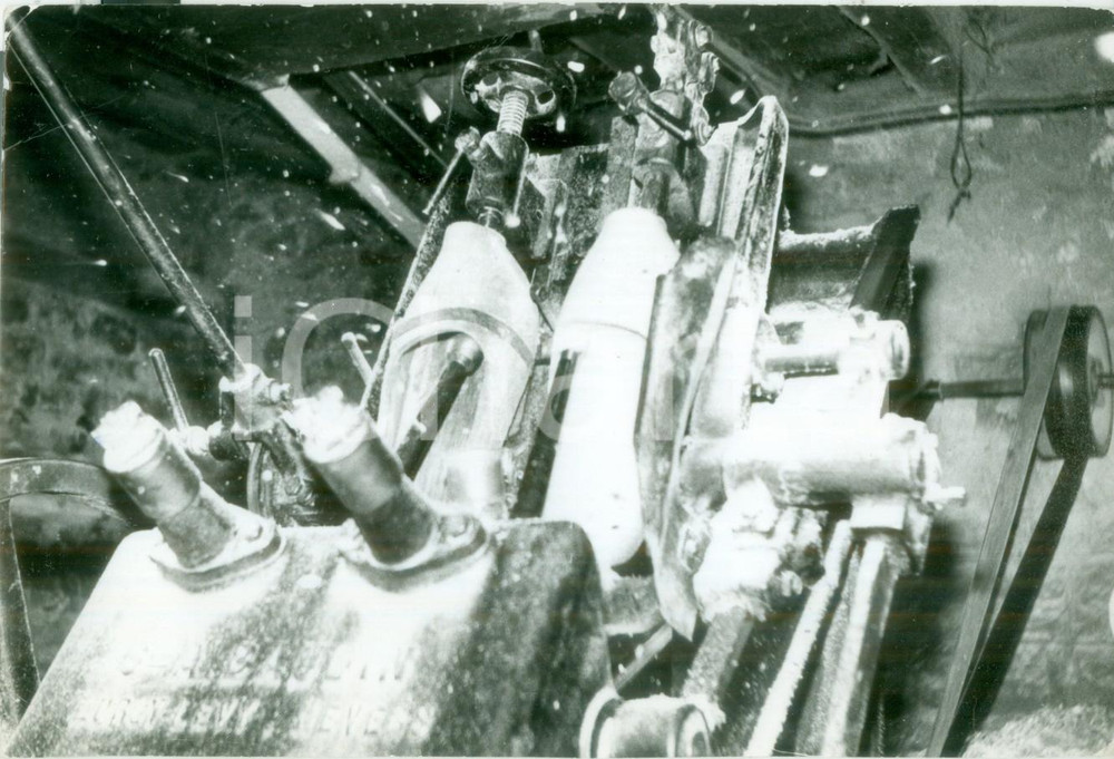 Fotografia d epoca originale 1985 ca FRANCIA ARTIGIANATO Fabbricazione zoccoli di legno Fotografia 1