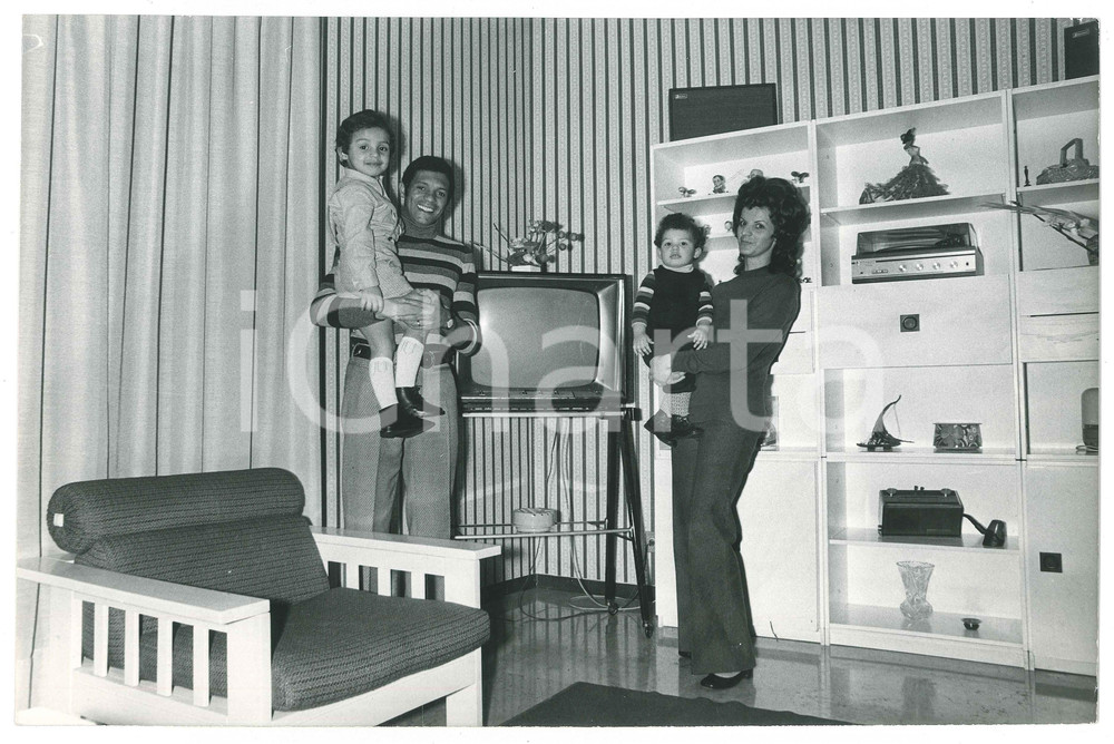 Fotografia d epoca originale 1970 ca CALCIO  INTER Jair DA COSTA con moglie e figli  Foto 30x20 cm 2 1