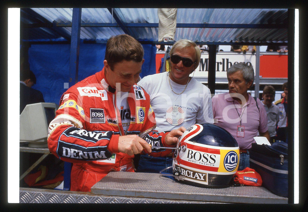 35mm vintage slide* 1988 FORMULA1 Nigel MANSELL fa manutenzione al suo casco
