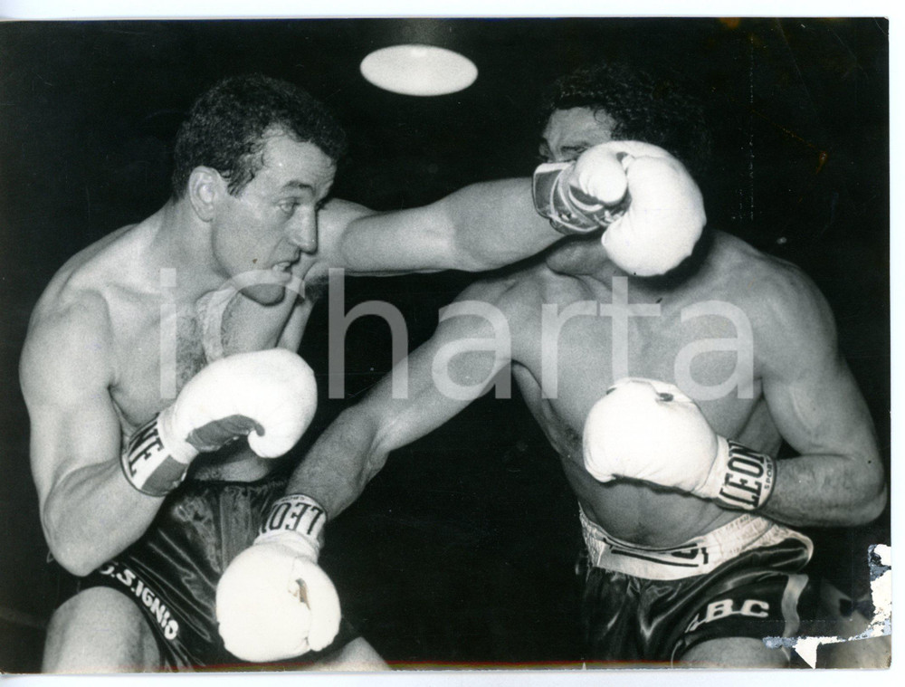 1964 MILANO - PUGILATO Sandro LOPOPOLO sferra un gancio a Valerio NUNEZ *Foto