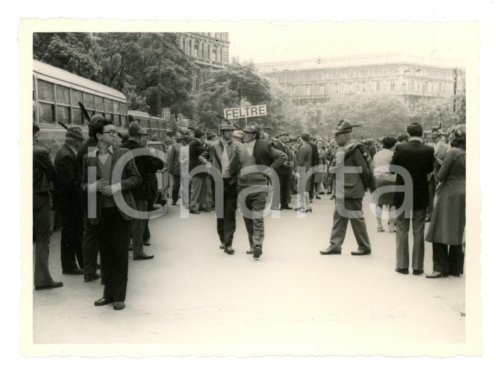 Fotografia d epoca originale 1972 MILANO Foro BUONAPARTE Adunata Nazionale ALPINI  Gruppo FELTRE Foto  12x9 1