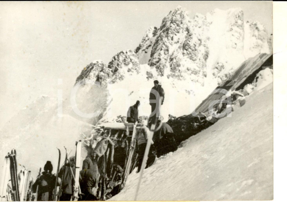 Fotografia d epoca originale 1960 Monte ARGENTERA Soccorritori tra i rottami del Nord Noratlas LUFTWAFFE Foto 1