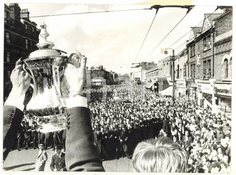 1961 LONDON FOOTBALL - TOTTENHAM - Champions League Cup shown to the crowd  Fotografia d'epoca con didascalia coeva al verso.   CONDIZIONI: POOR (piegature e graffi al margine superiore; piegatura all'angolo inferiore destro) FORMATO: 20x15 cm     originale e autentica 1