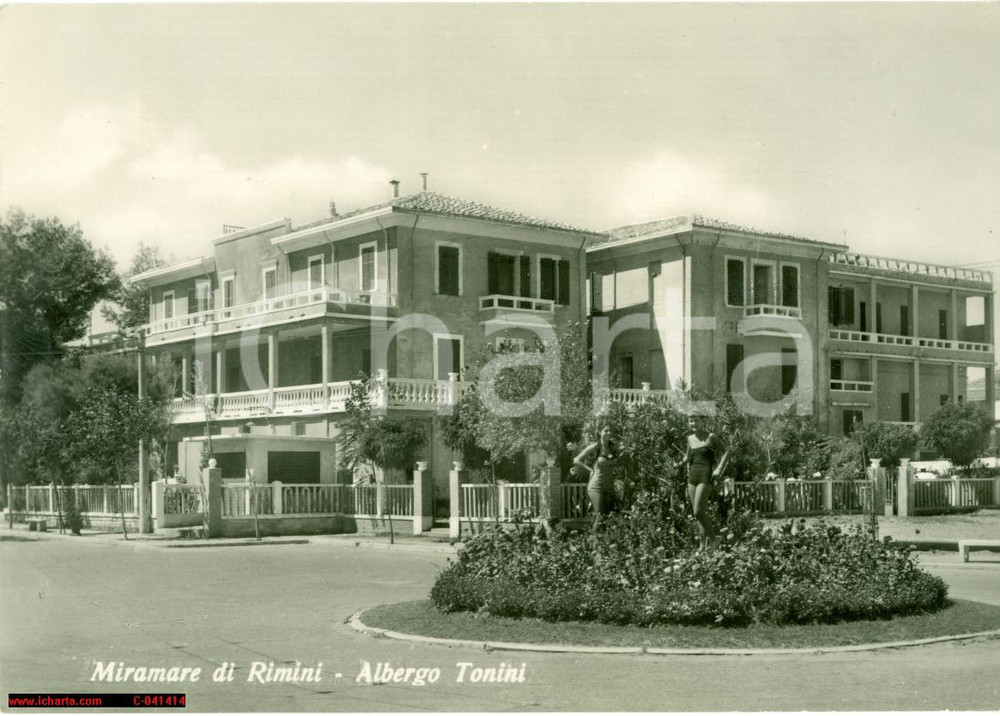 Cartolina originale da collezione 1950 circa RIMINI Ragazze in cotume all'albergo TONINI 1