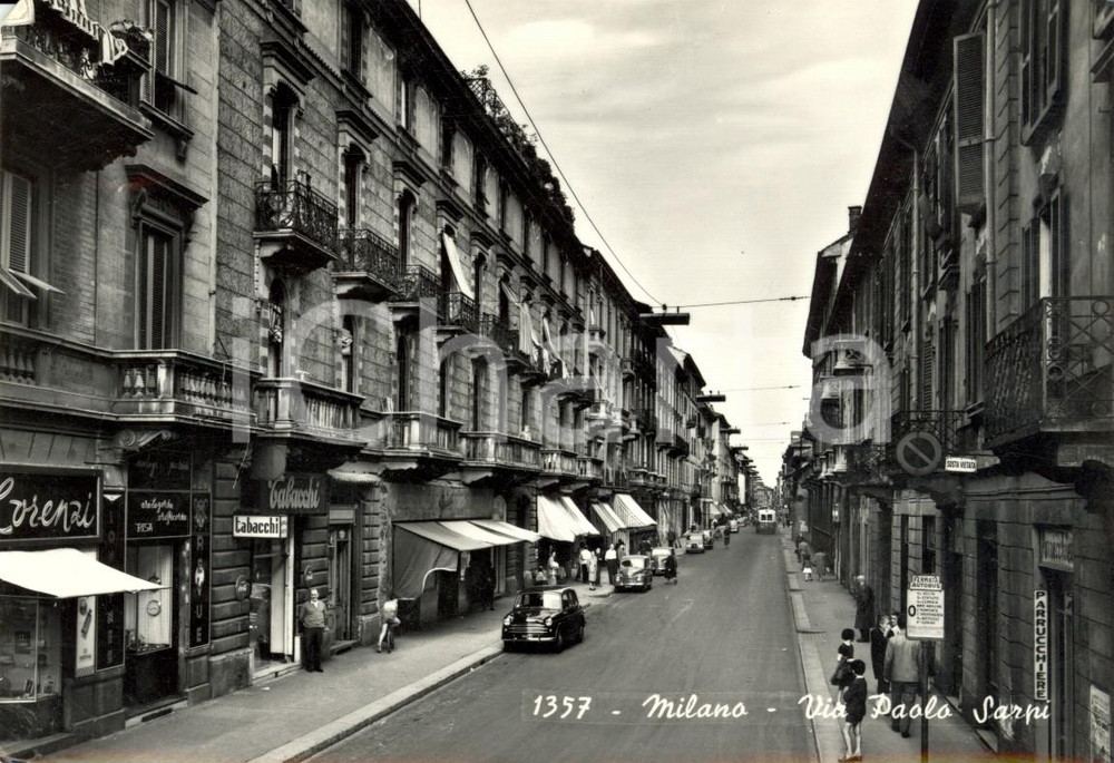 Cartolina originale da collezione 1955 MILANO Via Paolo SARPI con profumeria LORENZI ANIMATA con auto FG VG 1