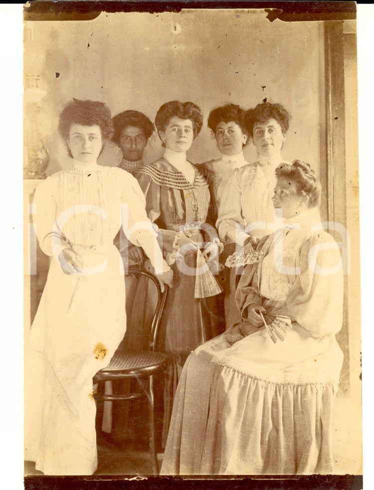 Fotografia d epoca originale 1910 ca AREA LOMBARDA ? Gruppo di donne con il ventaglio Fotografia 9 x 12 cm 1