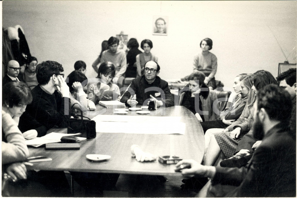Fotografia d epoca originale 1969 MILANO SALESIANI Incontro con studenti universitari 2 Foto 30x20 cm 1