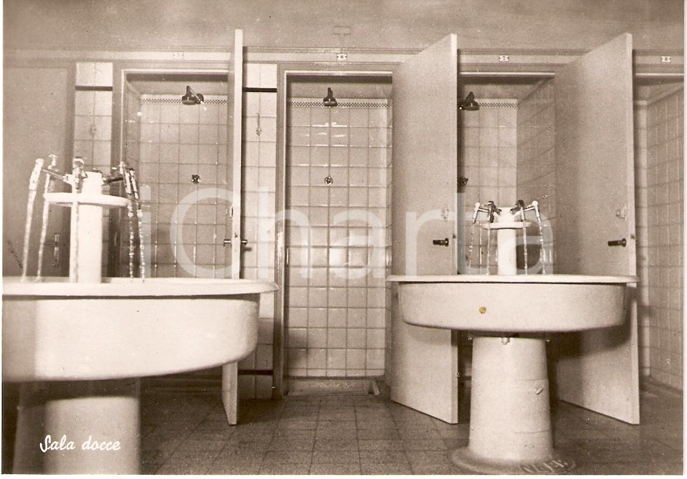 Cartolina originale da collezione 1950 ca ROMAGNANO SESIA (NO) COLLEGIO CONVITTO CURIONI Sala docce (1) 1