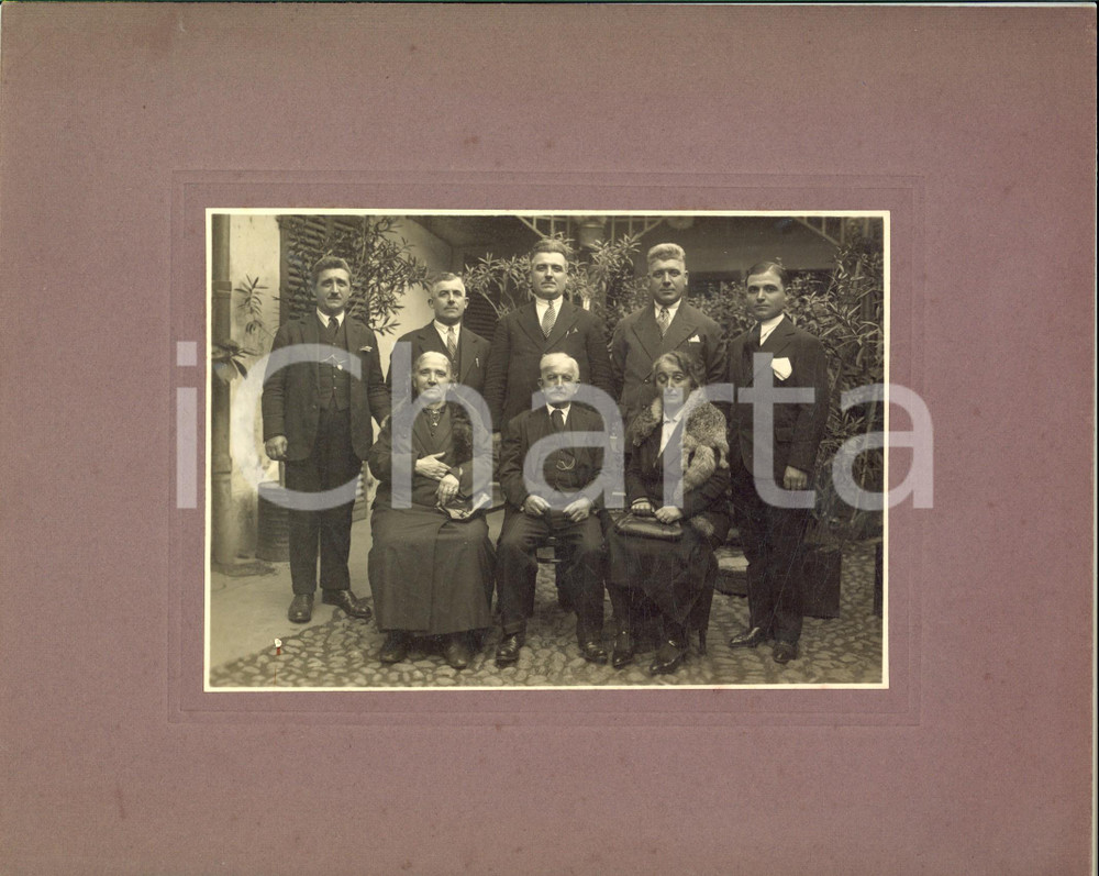 Fotografia d epoca originale 1930 ca AREA LOMBARDA Famiglia nella corte di una casa di ringhiera Foto 27x21 1