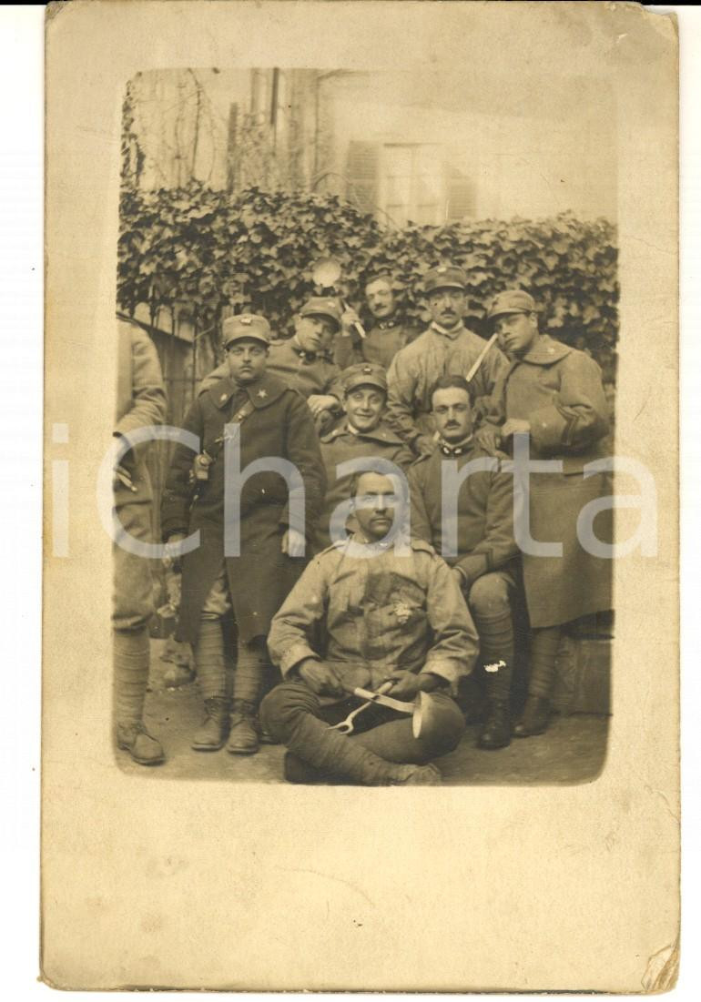 Fotografia d epoca originale 1915 ca WW1 REGIO ESERCITO Militari scherzano con i mestoli Foto cartolina 1