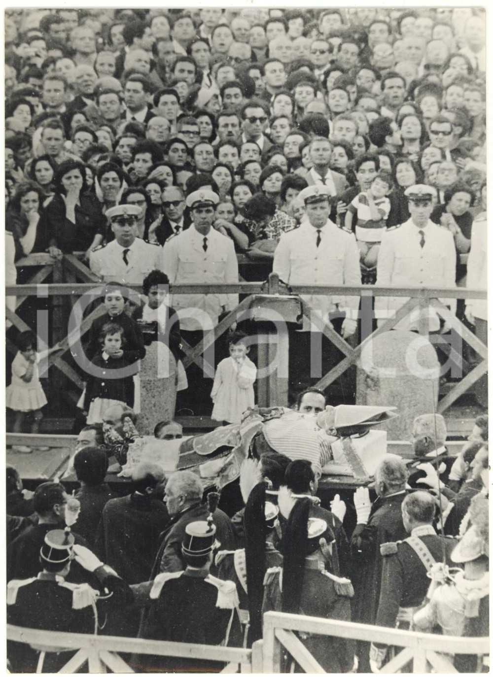 1963 ROMA PIAZZA S. PIETRO Funerali papa Giovanni XXIII - Folla omaggia la salma