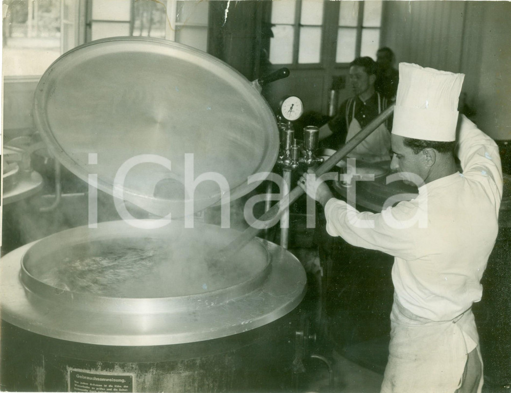 Fotografia d epoca originale 1940 ca GERMANIA Cuoco italiano al lavoro nelle cucine tedesche Fotografia 1