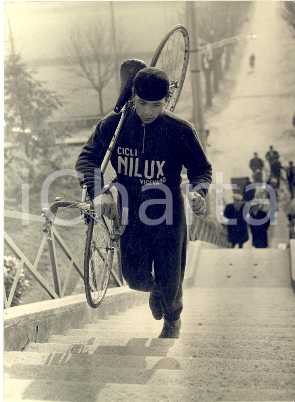 1954 CRENNA Mondiali CICLOCROSS - Corridore squadra NILUX VIGEVANO su scalinata