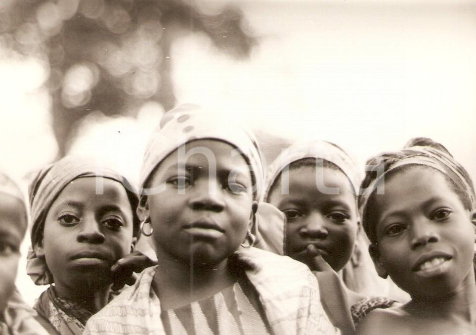 Fotografia d epoca originale 1970 ca KORHOGO COSTA D AVORIO Ritratto di bambine indigene Foto di gruppo 1