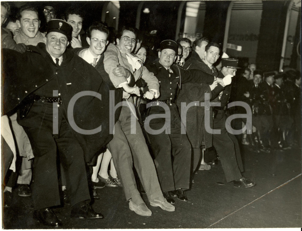 Fotografia d epoca originale 1957 PARIS F Folla all OPERA rompe barricate per vedere Regina ELISABETTA Foto 1