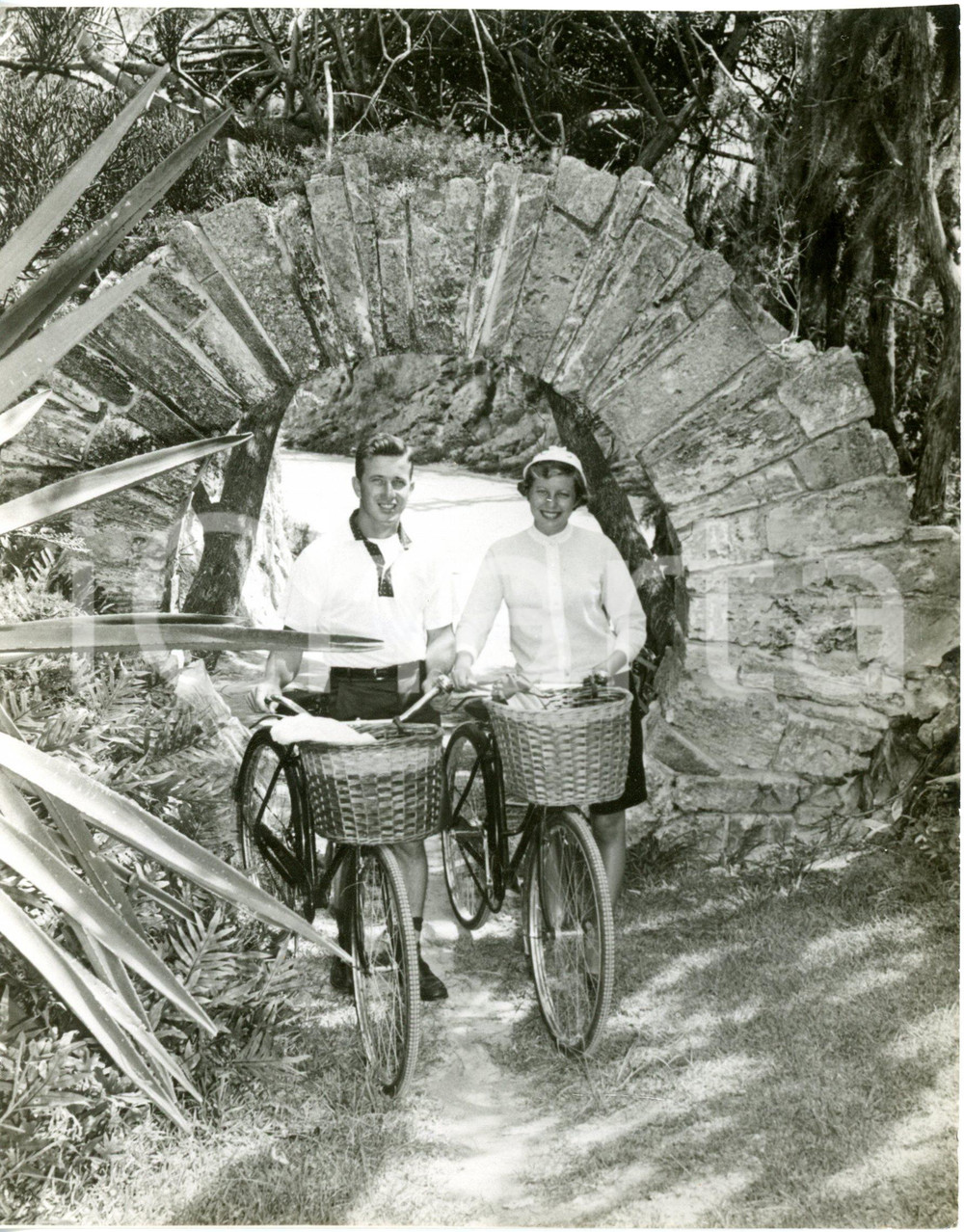 1960 BERMUDA - Young couple passing through a Moongate  *Photo 15x20 cm