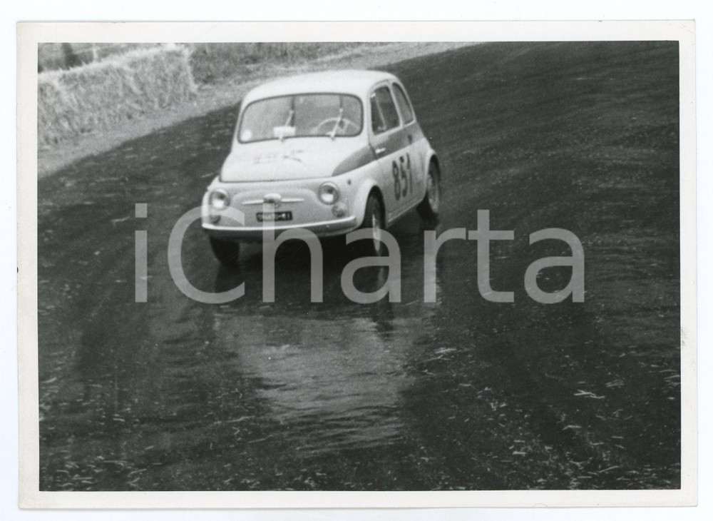Fotografia d epoca originale 1960 ca RALLY Fiat 500 gara sotto la pioggia Foto JOLLY CLUB 1